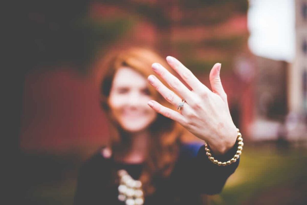 signs she's not single