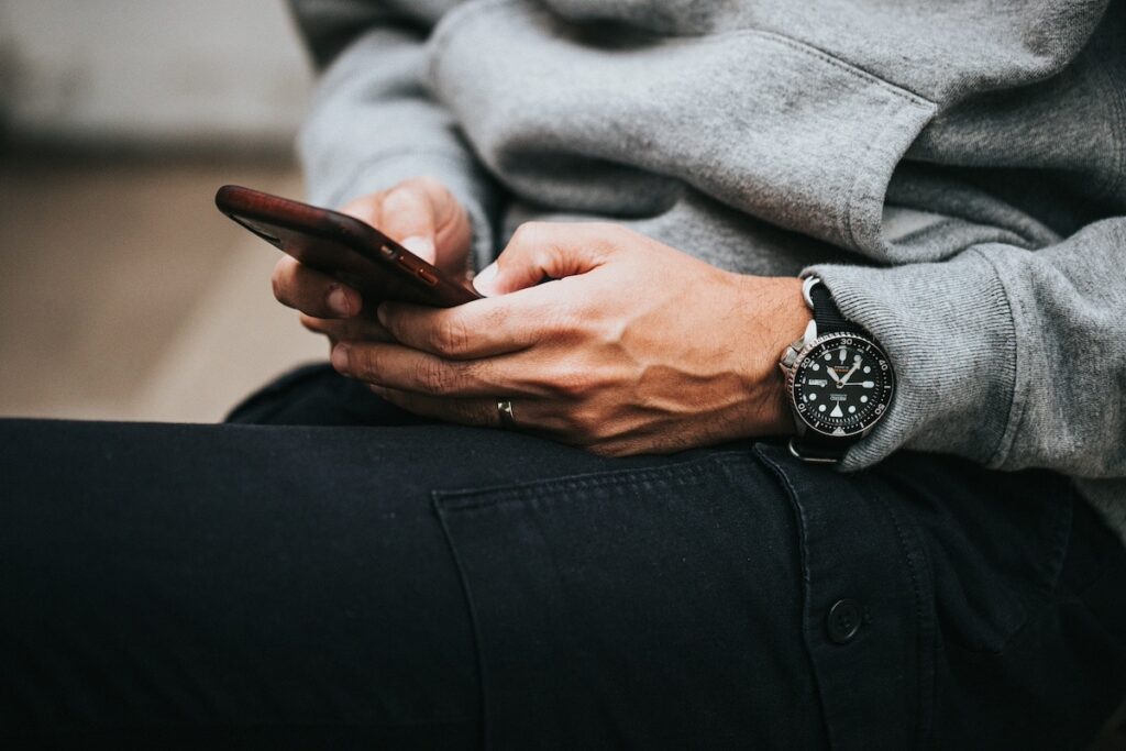 how to message a woman over text
