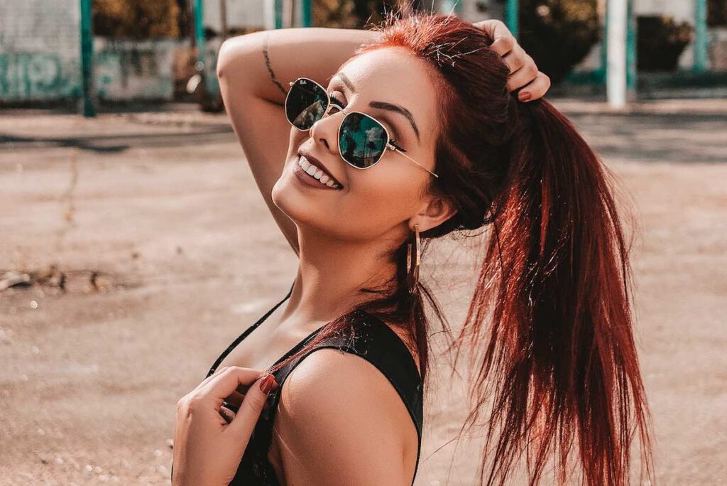 signs she wants you to notice her