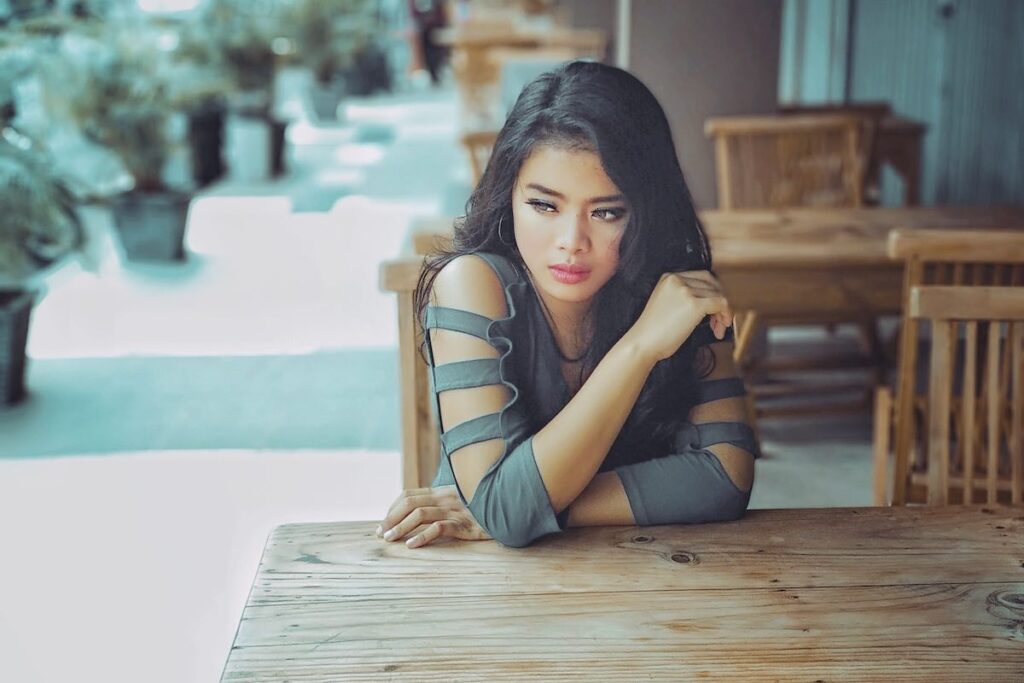 body language signs she's not into you