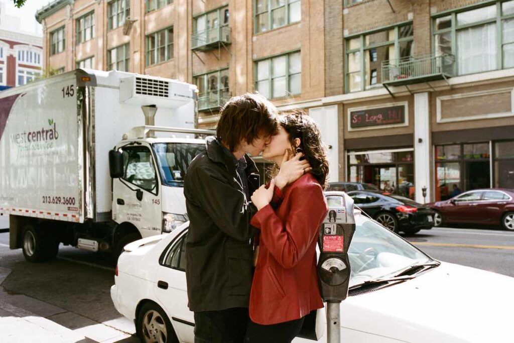 should i kiss her on the first date