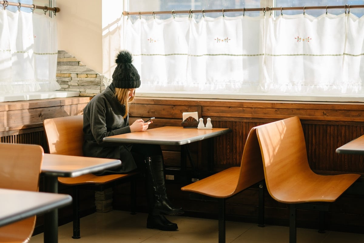 how to start a conversation with a woman on a dating app