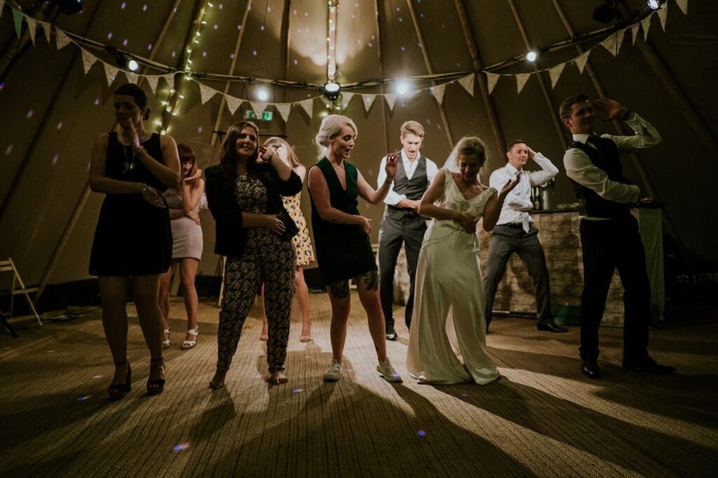 how to meet women at weddings