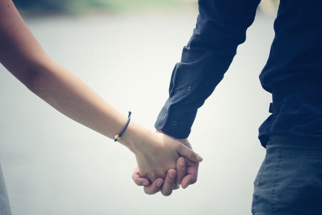 how to touch a woman on a first date