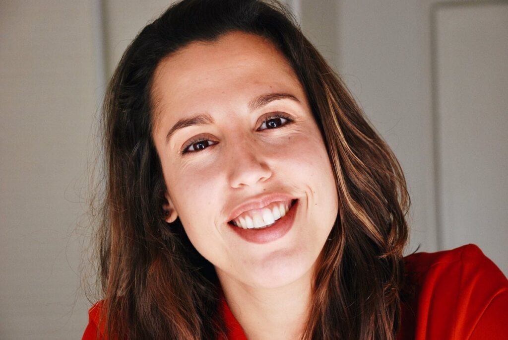 signs a woman doesn't like you